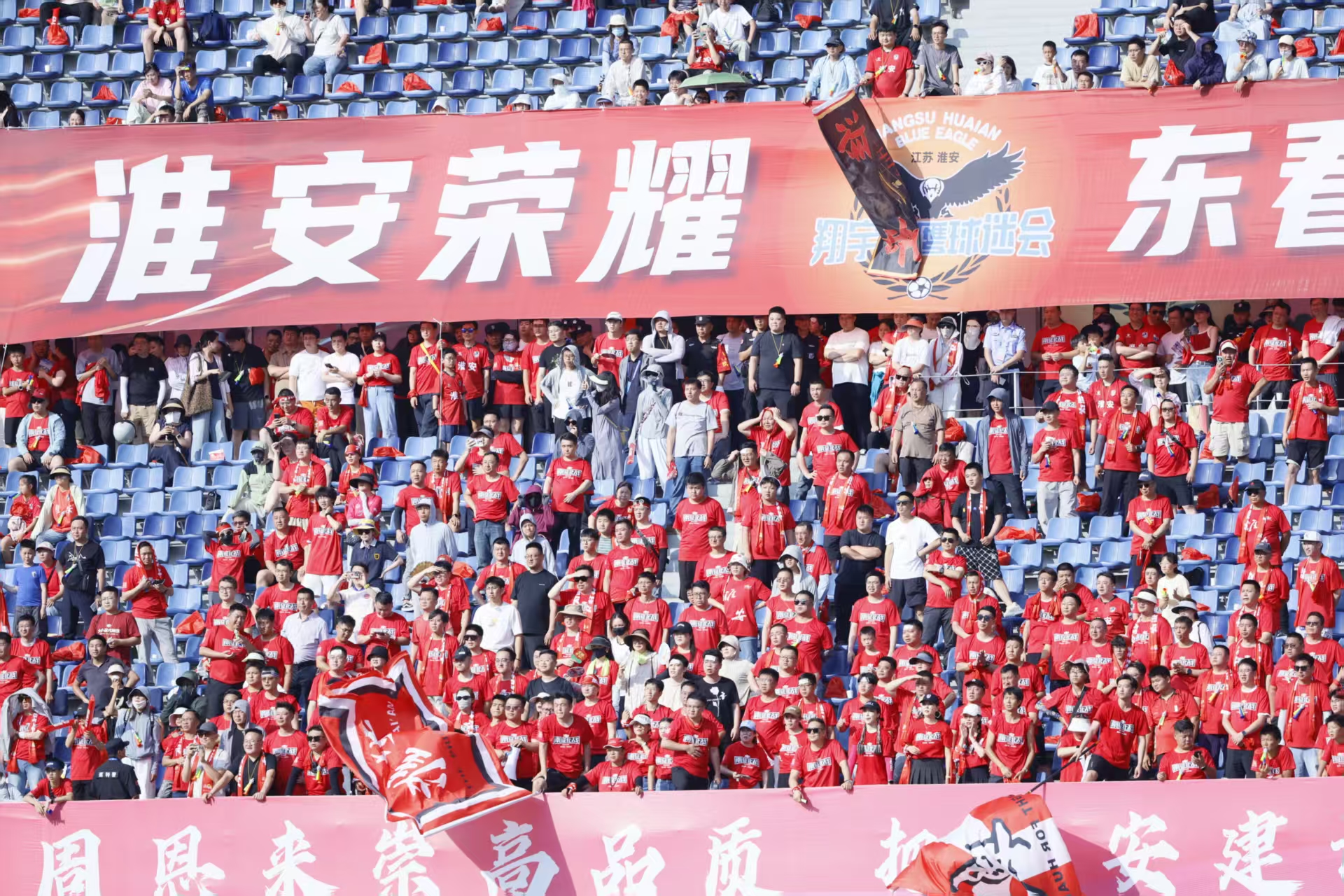 小伙子们一拼到底，主场扳...
